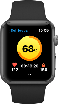 Personal trainer using Selfloops Group Fitness for heart rate monitoring